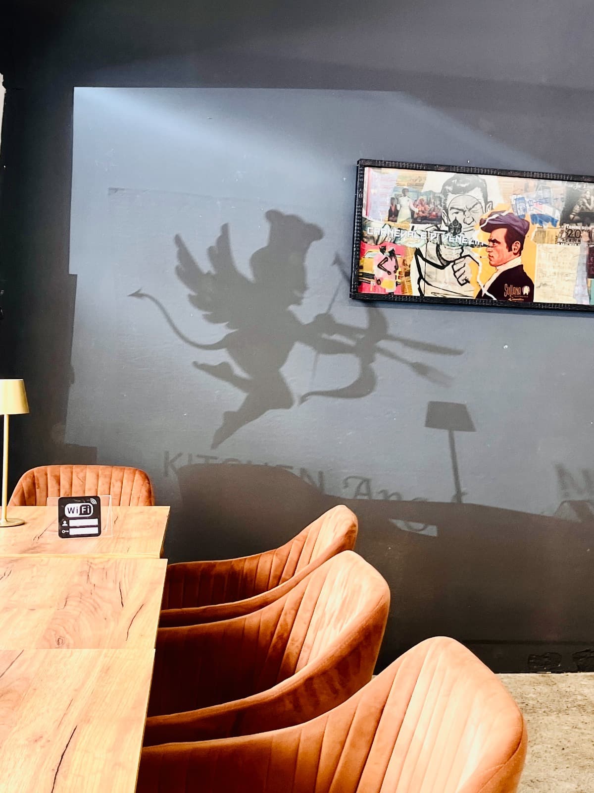 Der Kitchen Angel Engel an der Wand neben einem Kunstwerk der Galerie