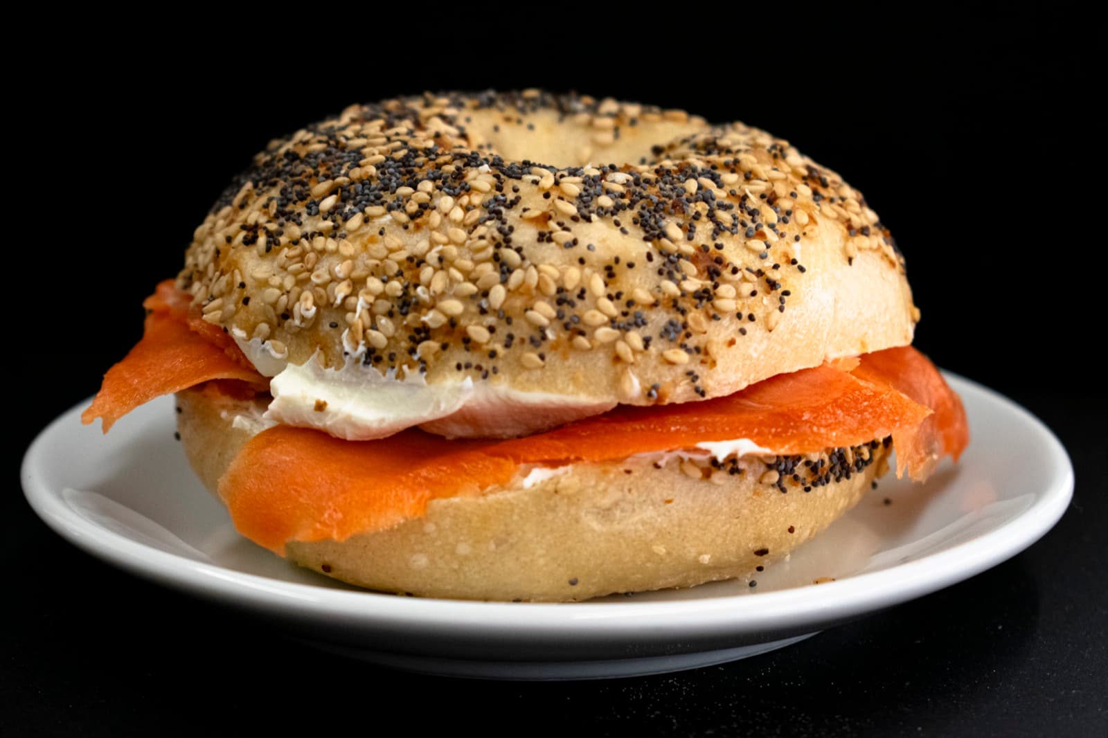 Bagel mit Frischkäse und geräuchertem Lachs