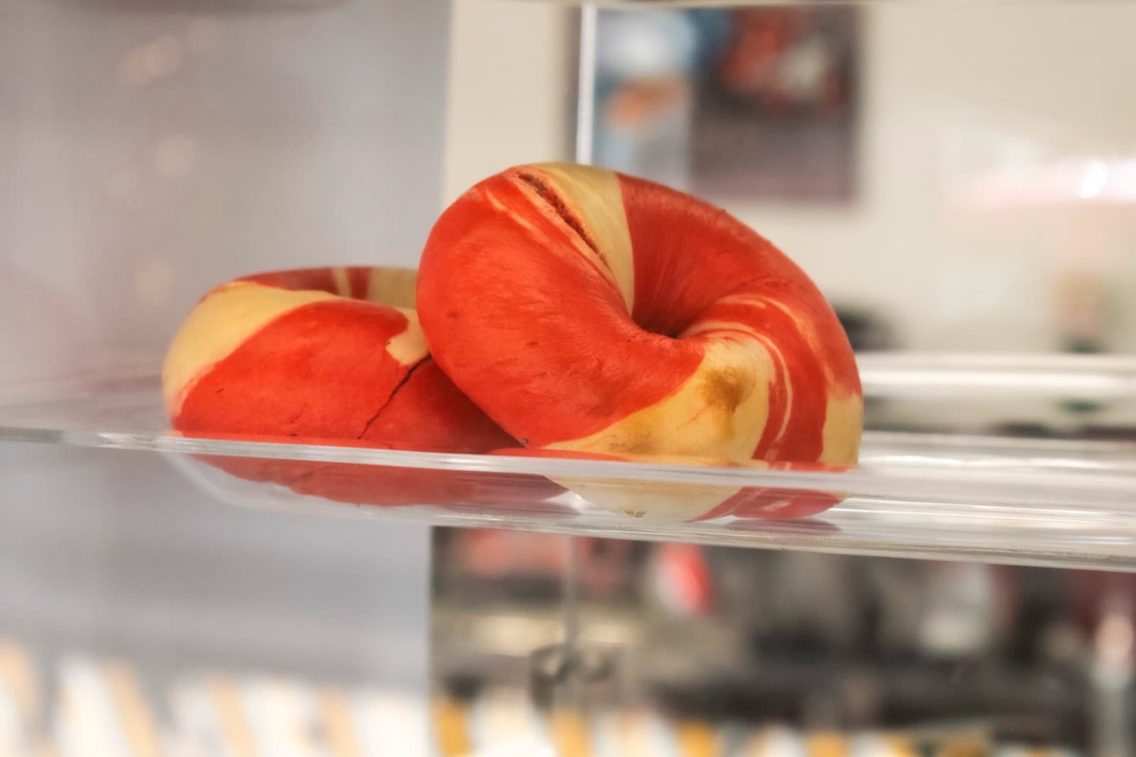 Rot-weiss marmorierte Bagels im Schaufenster