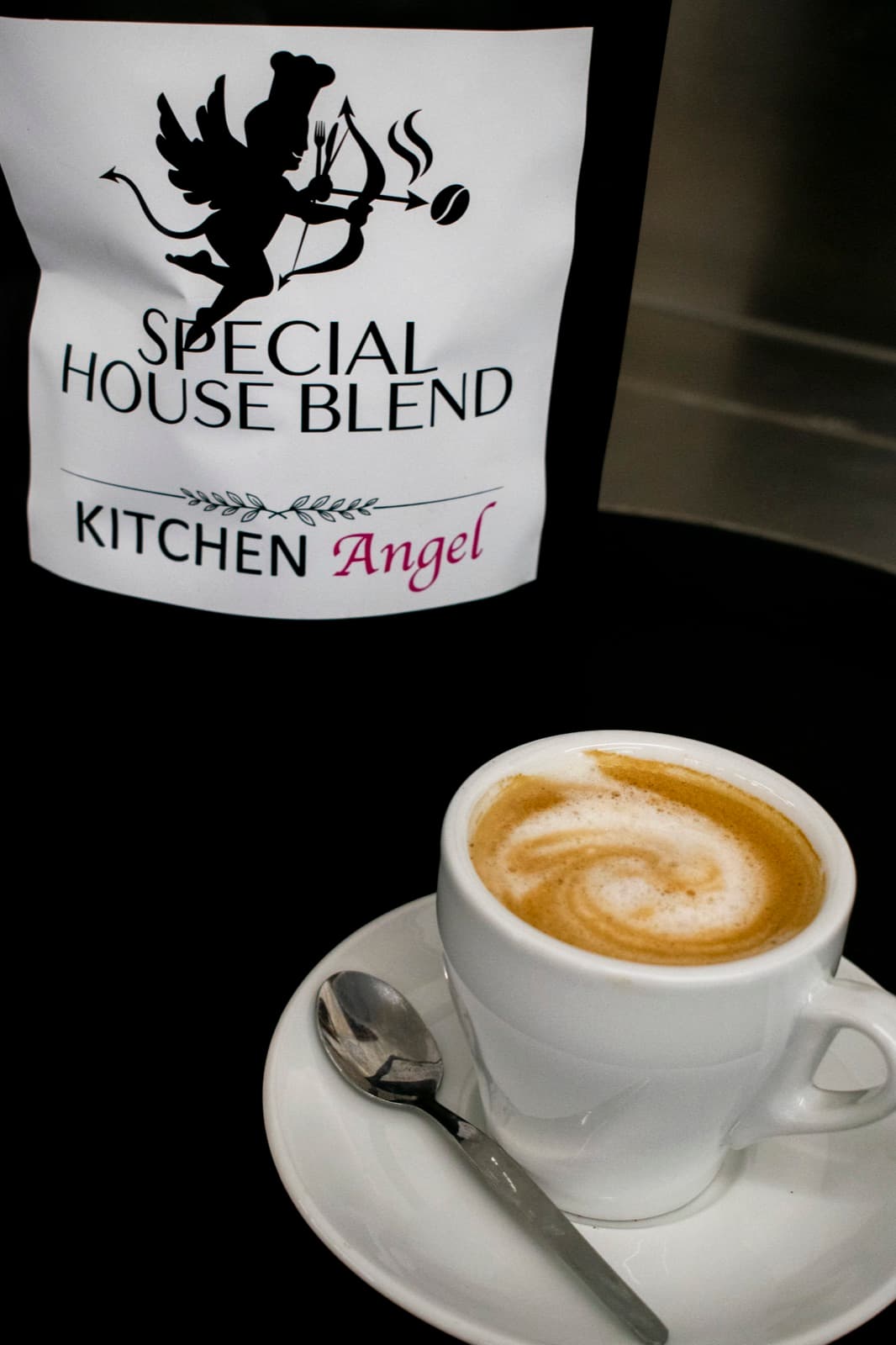 Kitchen Angel Special House Blend Kaffee neben einem Cappuccino
