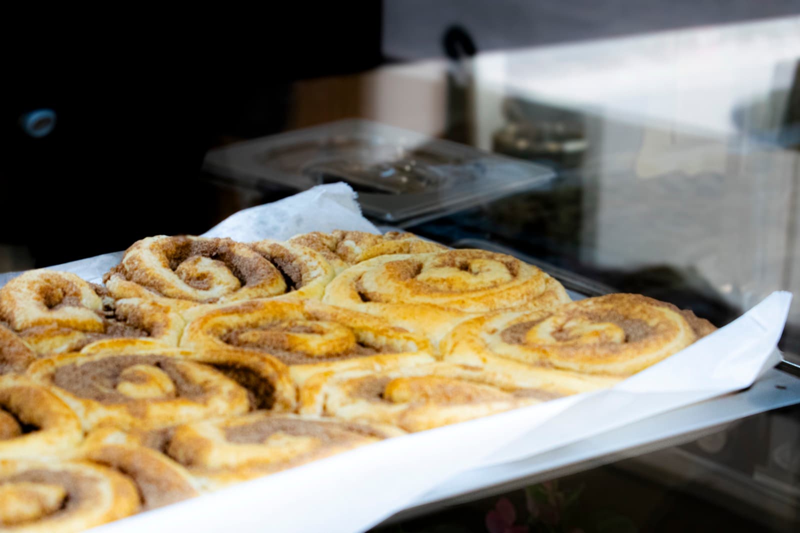 Frisch gebackene Zimtschnecken in der Vitrine