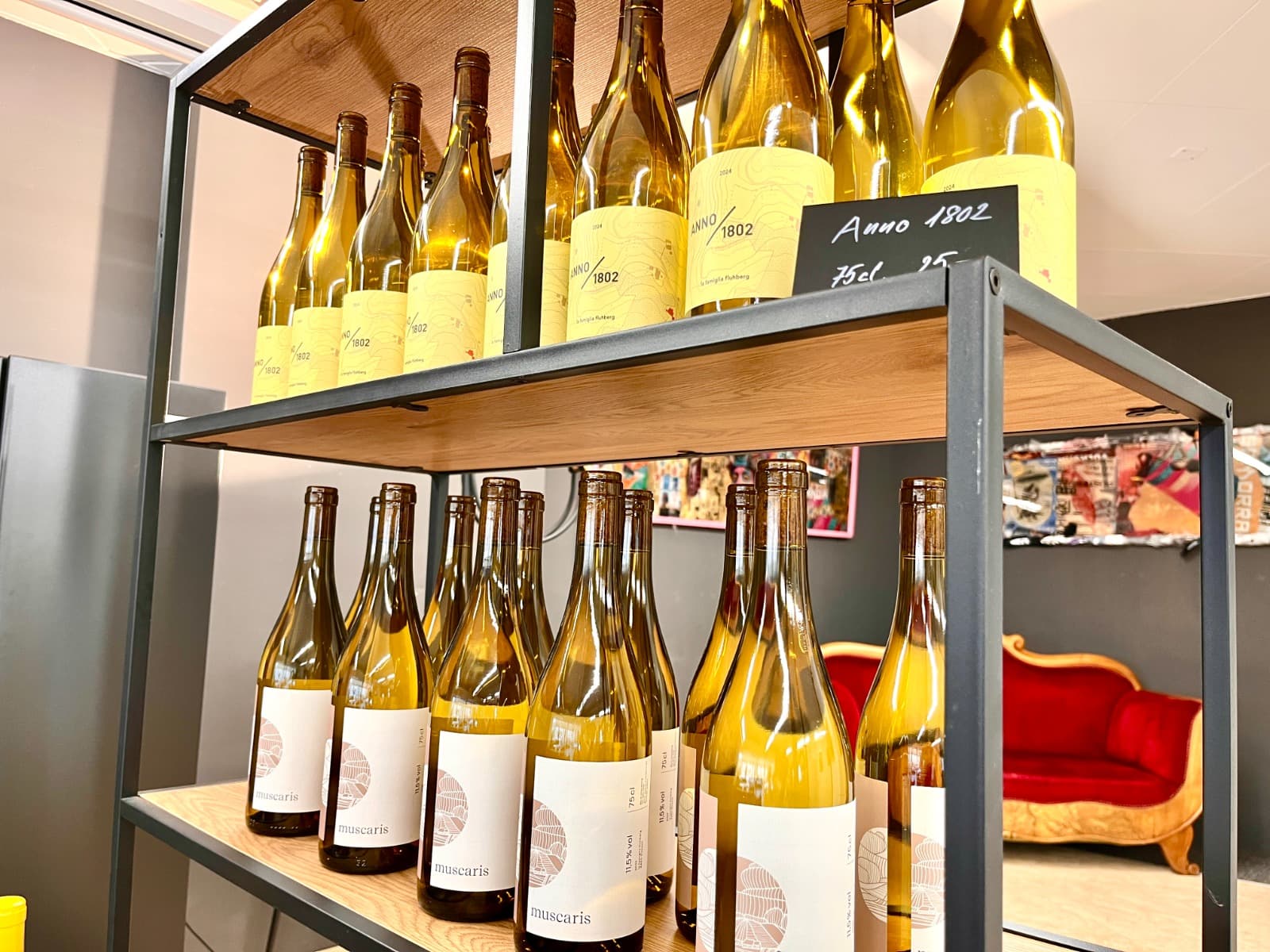 Weinregal mit Flaschen von La famiglia Fluhberg